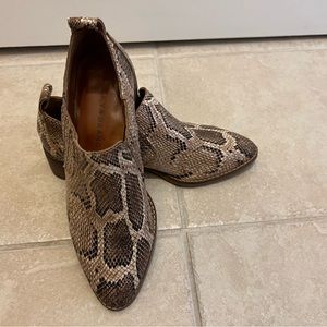Sneak print shoes